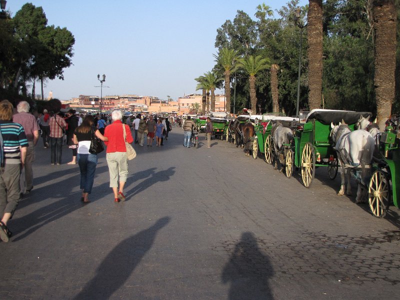 160312_djemaa el fna marrakesh.jpg - Eind van de middag komen we aan in Marrakech. De bus brengt ons meteen naar het bekendste punt in de stad het Djemaa el Fna plein. Het is een drukte van belang op en rond het plein.